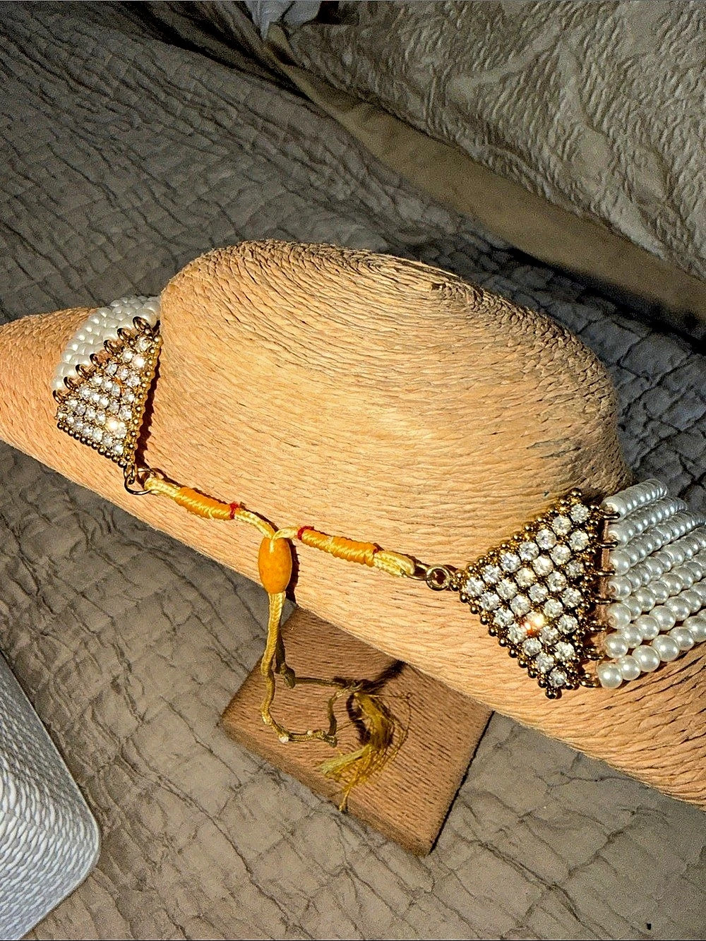 Layered Pearl Statement Necklace in White & Gold Like New - Picture 13 of 15